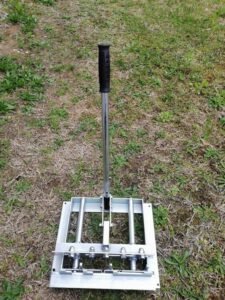 Bušač i utiskivač nitni , bočno bušenje- pocinčani sa pomičnim iglama/ zakovica u 4-5 rupa za LR, DB okvire /BEE HIVE FRAME EYELET HOLE PUNCH 4-5 holes for LR, DB - Image 2