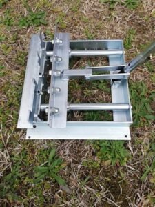 Bušač i utiskivač nitni , bočno bušenje- pocinčani sa pomičnim iglama/ zakovica u 4-5 rupa za LR, DB okvire /BEE HIVE FRAME EYELET HOLE PUNCH 4-5 holes for LR, DB - Image 3