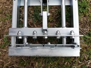 Bušač i utiskivač nitni , bočno bušenje- pocinčani sa pomičnim iglama/ zakovica u 4-5 rupa za LR, DB okvire /BEE HIVE FRAME EYELET HOLE PUNCH 4-5 holes for LR, DB - Image 6